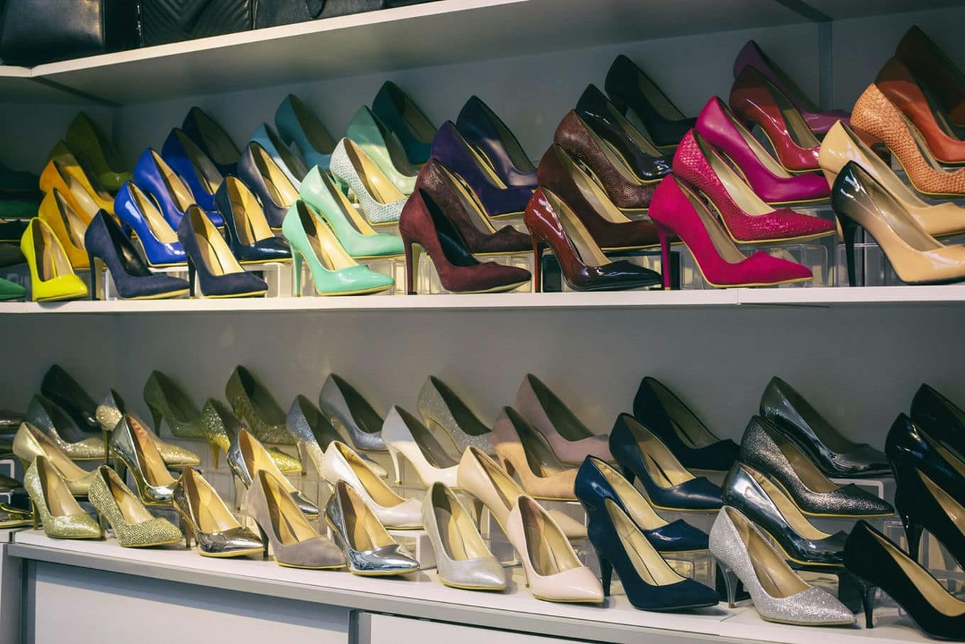 buty na obcasie różnego koloru w sklepie